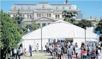  ?? Soledad aznarez ?? Los gremios colocaron la carpa, pero Vidal no estaba en la Casa de Gobierno