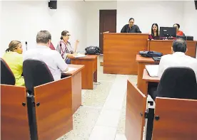  ??  ?? Aspectos de una audiencia de los condenados por el crimen.