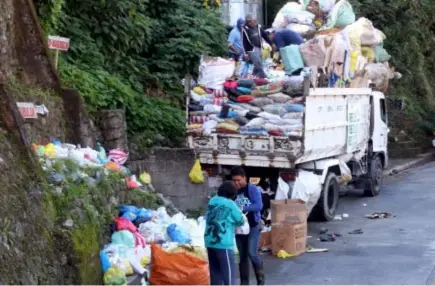  ?? Photo by Milo Brioso ?? EFFICIENT COLLECTION. With Baguio City eyeing to purchase more garbage trucks, the General Services Office hopes for a better and efficient collection of trash in the 128 barangays of the city.