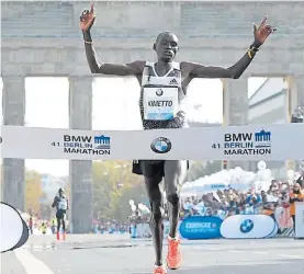  ?? AP ?? Récord. Dennis Kimetto hizo 2h02m57 en el Maratón de Berlín 2014.