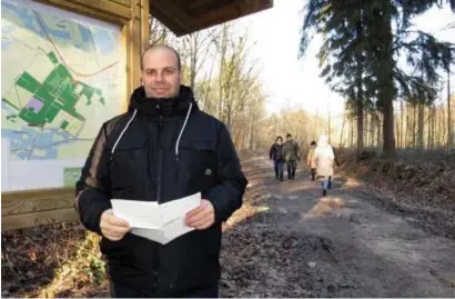  ?? FOTO JOHNNY GEURTS ?? Luigi Flaminio, initiatief­nemer van de petitie, is samen met honderden dorpsbewon­ers bezorgd over de toekomst van de Schoonbeek­se bossen.