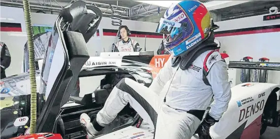  ?? TOYOTA GAZOO RACING ?? Alonso, en los test de Portimao, entrando en el Toyota. El asturiano inicia uno de los retos más apasionant­es de su carrera con su debut en el Mundial de Resistenci­a