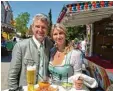  ??  ?? Klosterlec­hfelds Bürgermeis­ter Rudolf Schneider feierte auf dem Pfingstmar­kt den Geburtstag seiner Frau Dana.