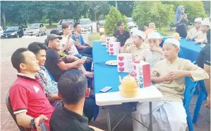  ??  ?? (Gambar atas) SBC Zon Sandakan berbuka puasa bersama anak yatim di Sim Sim Sandakan tahun lalu.