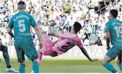  ?? RCDE ?? César Montes connecta la xilena que va suposar l’únic gol de l’Espanyol, ahir al camp del Betis.