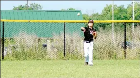  ?? BILLY DON CATES SPECIAL TO THE ENTERPRISE-LEADER ?? Jarren Sorters comes away from the fence throwing while patrolling the outfield. This photo was taken during the last baseball tournament Jarren played in at Kansas City in the spring of 2015.