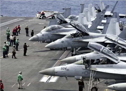  ?? The Yomiuri Shimbun ?? Fighter jets line the deck of the nuclear-powered aircraft carrier USS Ronald Reagan in the Pacific Ocean on Aug. 5.