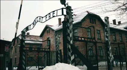  ??  ?? En el campo de concentrac­ión de Auschwitz fueron encerrados un buen número de trabajador­es españoles. Abajo a la izquierda, imagen del campo de exterminio de Mauthausen.