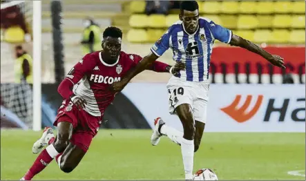  ?? FOTO: EFE ?? Benoit Badiashile (i) y Alexander Isak (d), pugnando por el balón durante el encuentro disputado ayer en el Louis II de Mónaco