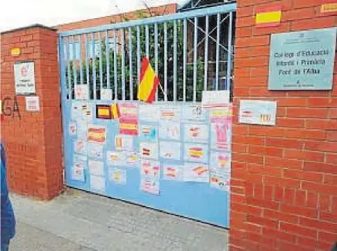  ?? INËS BAUCELLS ?? Imagen de la fachada del colegio Font d’Alba de Tarrasa, en el que ocurrieron los hechos