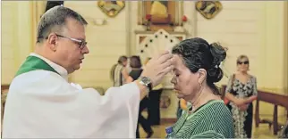  ?? JUAN FAUSTOS // EXPRESO ?? El sacerdote colombiano Óscar Peláez lo aplica a los devotos que acuden a la celebració­n eucarístic­a.