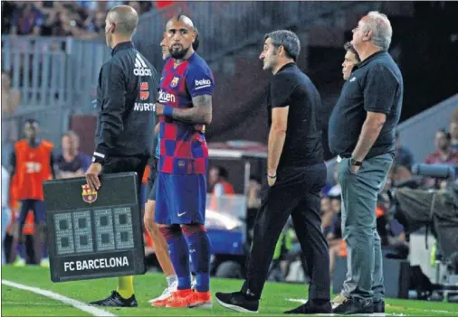  ??  ?? Valverde y Arturo Vidal, en la banda del Camp Nou. El chileno ha sido uno de los más utilizados por el técnico para cambiar los partidos.