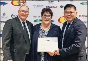  ?? ?? David and Nancy Lashbrook accept their rice award from a Port of Melbourne representa­tive.