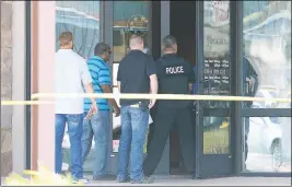  ?? Buy this photo at YumaSun.com PHOTO BY RANDY HOEFT/YUMA SUN ?? LAW ENFORCEMEN­T PERSONNEL enter the 1st Bank Yuma branch office, 2799 S. 4th Ave., Wednesday morning following a robbery.