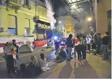  ??  ?? Anoche los trabajador­es de dos hospitales seguían congregado­s frente al Ministerio de Hacienda en busca de respuestas, dijeron.