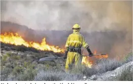  ?? ?? Un bombero trabaja en la extinción del incendio.