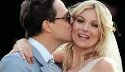  ??  ?? Unconventi­onal couple: Jamie Hince and Moss wed in 2011