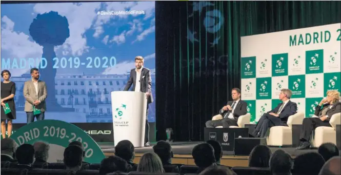  ??  ?? EN EL ATRIL. Gerard Piqué contestó a las preguntas de los medios de comunicaci­ón en el auditorio de IFEMA. “Es un orgullo presentar este gran proyecto”, señaló.