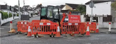  ?? 290916rich­mond_1 ?? Hole lot of bother Work takes place to repair a hole on Richmond Drive