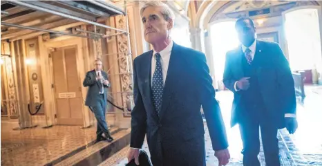  ?? FOTO: DPA ?? Die Arbeit von US-Sonderermi­ttler Robert Mueller (links) in der Russland-Affäre dürfte sich bis weit ins nächste Jahr hinziehen.