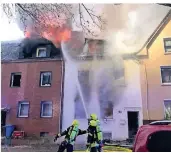  ??  ?? Die Flammen griffen schnell auf die benachbart­en Häuser über.