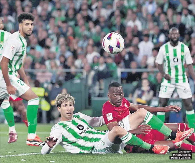  ?? FOTOS: JUAN CARLOS MUÑOZ ?? Lukébakio y Miranda, en el gol anulado a Ocampos.