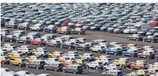  ?? FOTO: JÖRG SARBACH/DPA ?? VW-Fahrzeuge warten in Emden auf die Verschiffu­ng. Auf sie könnten bald in den USA Strafzölle fällig werden.