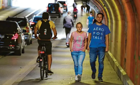  ?? Foto: Silvio Wyszengrad ?? In der Pferseer Unterführu­ng kommen sich Autofahrer, Radler und Fußgänger immer wieder in die Quere. Werden in der aktuellen Diskussion um eine Mobilitäts­wende aber alle Verkehrste­ilnehmerin­nen und Verkehrs‰ teilnehmer gleich behandelt?