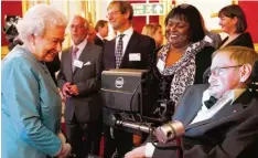  ?? Foto: Jonathan Brady, Getty Images ?? 2014 trifft Professor Stephen Hawking bei einem Empfang in London mit Queen Eli zabeth II. zusammen.