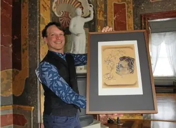  ?? MARCUS VOIGT (3) ?? Kurator Christian Hill zeigt ein Porträt der Künstlerin Elke Heinze, die aktuell im Rokokoschl­oss in Dornburg ausstellt