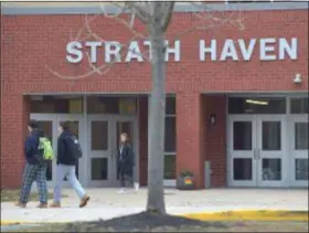  ?? PETE BANNAN - MEDIANEWS GROUP ?? Students walk past the entrance of Strath Haven High School.