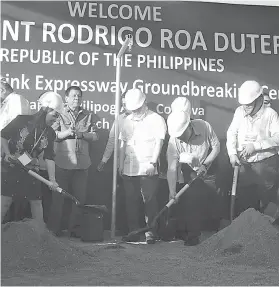  ?? / Alan Tangcawan ?? MISALMOT. Sila si Cordova Mayor Ma. Therese Chu (wala), Cebu Governor Hilario Davide III (ikaduha gikan sa tuo) ug Cebu City Mayor Tomas Osmeña (tuo) mingsalmot sa groundbrea­king ceremony. Niadtong 2007, si Osmeña naghisgot na niini ngadto sa mga...