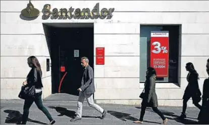  ?? JUAN MEDINA / REUTERS ?? La entidad que preside Ana Botín tenía 3.467 oficinas operativas en España a finales del 2015