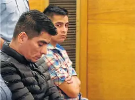  ?? (RAMIRO PEREYRA) ?? Juntos, pero separados. Carlos Agüero y su hijo Federico, en la sala de audiencias. “Yo no maté, fue él”, dijo el padre.