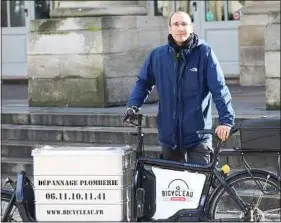  ??  ?? Pierre-Armand Douillard effectue les petits dépannages avec son vélo.