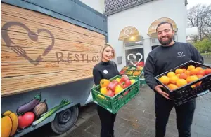  ?? FOTO: SYLVIA TETMEYER ?? Tugba und Mustafa Budumlu bieten im „Rettermark­t“nicht nur Obst und Gemüse an. Im Food-Truck wird samstags auch frisch gekocht.