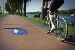  ?? FOTO HOLLANDSE HOOGTE ?? Fietssnelw­egen zijn een goede manier om aan de luchtvervu­iling door het verkeer te ontsnappen.