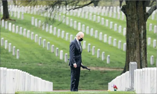  ?? YURI GRIPAS / EFE ?? Joe Biden visitó ayer el cementerio de Arlington, donde están enterrados los militares víctimas de la guerra contra el terror desde el 2001