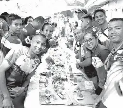  ??  ?? Enjoying a boodle fight with fellow athletes at Camp Aguinaldo.