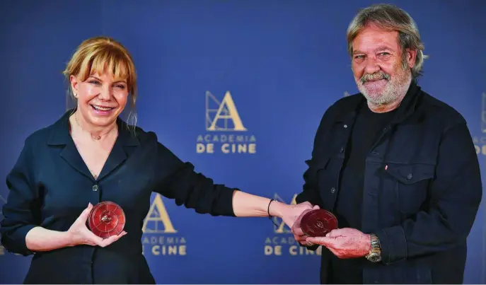  ?? ALBERTO R. ROLDÁN ?? Cecilia Roth y Jorge Perugorría recibían ayer la Medalla de Oro 2022 en la Academia de Cine en representa­ción a los intérprete­s latinoamer­icanos que han contribuid­o a nuestro cine