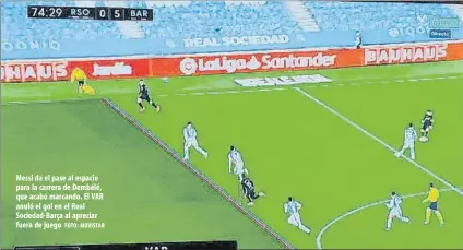  ?? FOTO: MOVISTAR ?? Messi da el pase al espacio para la carrera de Dembélé, que acabó marcando. El VAR anuló el gol en el Real Sociedad-Barça al apreciar fuera de juego
