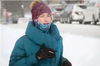  ?? PIERRE OBENDRaUF ?? Melanie Fournier braves Monday’s frigid temperatur­es for a run along Sherbrooke St. near La Fontaine Park.