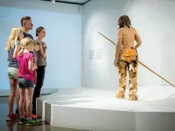  ??  ?? A tu per tu Una ricostruzi­one dell’uomo di Similaun al Museo Archeologi­co dell’Alto Adige