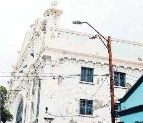  ?? PHOTOS BY MICHAEL RECKORD ?? The exterior of the 105 year-old Ward Theatre showing its age.