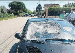  ?? TOMMASO TORRI / EFE ?? Así quedó el coche que embistió al piloto, que iba en bicicleta