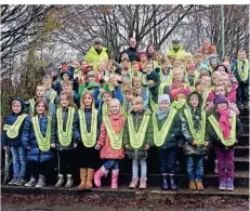  ?? FOTO: LÖWEN-GRUNDSCHUL­E ?? Die Erstklässl­er der Löwen-Grundschul­e sowie Vertreter der Polizei und der Löwen-Grundschul­e präsentier­en die Sicherheit­sschärpen, an deren Finanzieru­ng Marc Dürhager (hinten, 2. v. l.) maßgeblich beteiligt war.