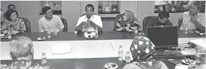  ?? ANGGER BONDAN/JAWA POS ?? URUN REMBUK: Para alumni Unair mendiskusi­kan penanganan terorisme di kantor Jawa Pos.