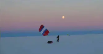  ??  ?? Jølle og turkamerat­ene Vegard Ulvang og Ronny Finsås brukte ski, kiteutstyr og skiseil som på dette bildet under ekspedisjo­nen over Nord-grønland.