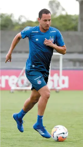  ?? FOTOS: FELIPE OLIVEIRA/EC BAHIA ?? Rodriguinh­o espera por uma nova chance no meio-campo tricolor