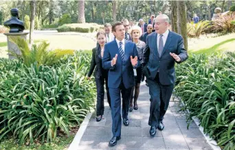  ??  ?? Enrique Peña Nieto recibió en la Residencia Oficial de Los Pinos al primer ministro israelí, Benjamín Netanyahu.